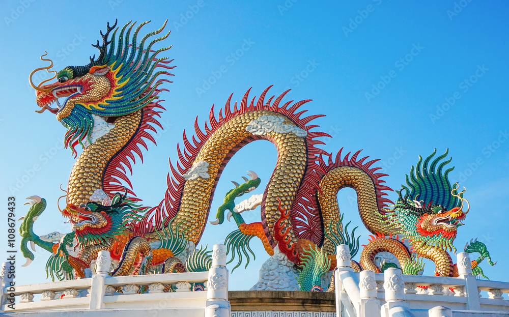 Fototapeta premium Colorful dragon statue with blue sky at Nakornsawan Park, Thailand