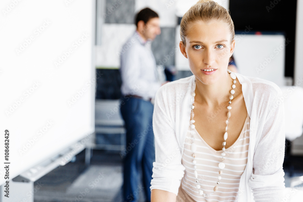 Obraz premium Attractive female worker in office