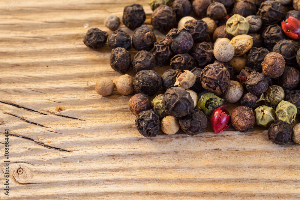 Obraz premium Dry peppercorn mix on wooden background
