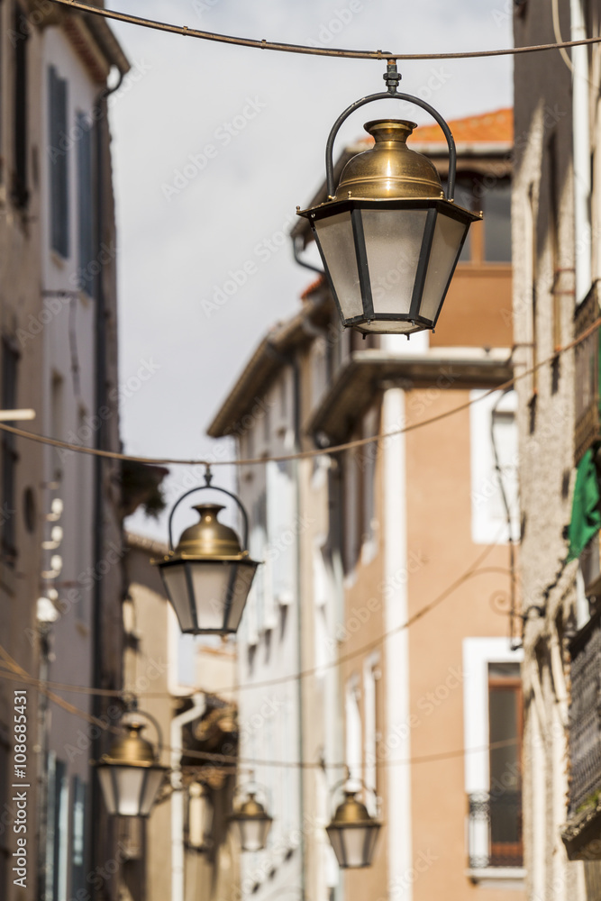 lampadaires dans les rues de Narbonne