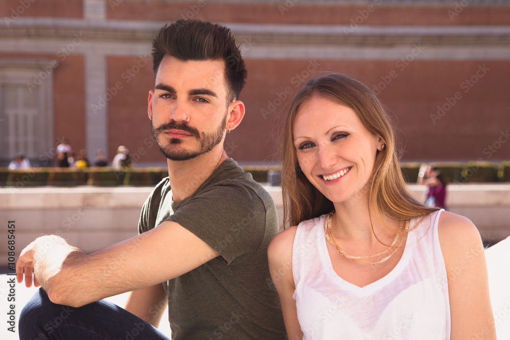 Fototapeta premium Portret uśmiechnięta młoda para w mieście