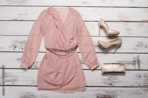 Fotografija Peach dress and red heels.