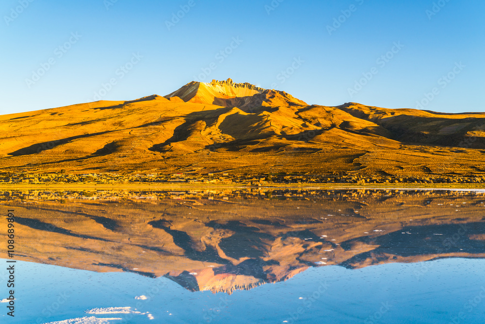 Fototapeta premium Dormant volcano at the salt lake of Solar De Uyuni