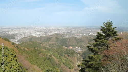 高尾山の頂上　俯瞰からの東京の景色　晴れ