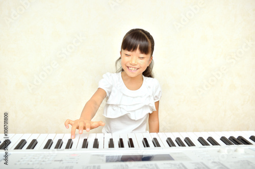 ピアノを弾く女の子