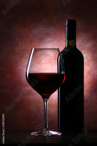 ワインボトルと赤ワイン