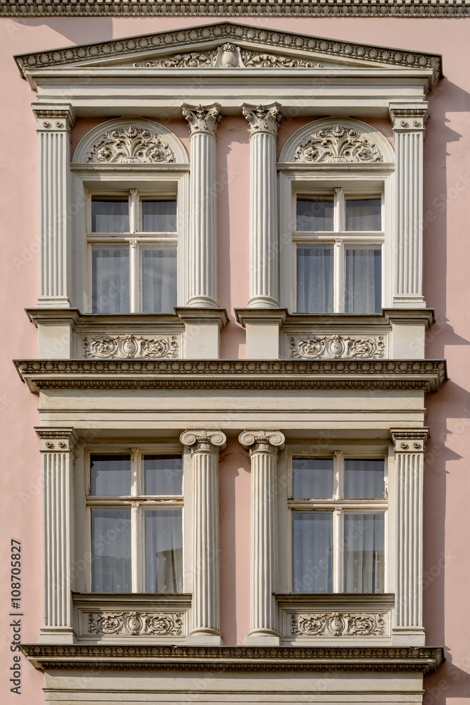 Obraz premium Neoklassizistische Fensterfront an einem Berliner Wohnhaus