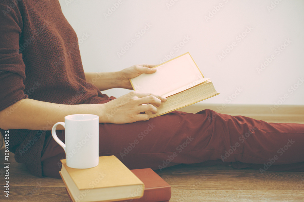 Obraz premium Woman reading the book