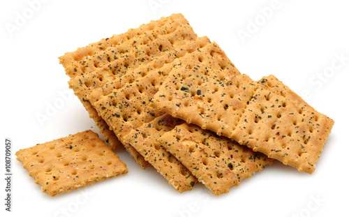 Crackers with tomato and basil 