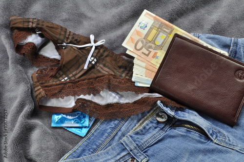 Les sous-vetements d'une prostitué avec des preservatifs et billets de banque