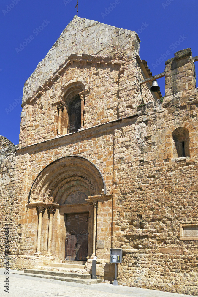 Iglesia antigua semi restauradad en girona Emporda
