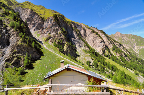 Schutzhütte, im Hintergrund Gipfel der Samnauen-Gruppe