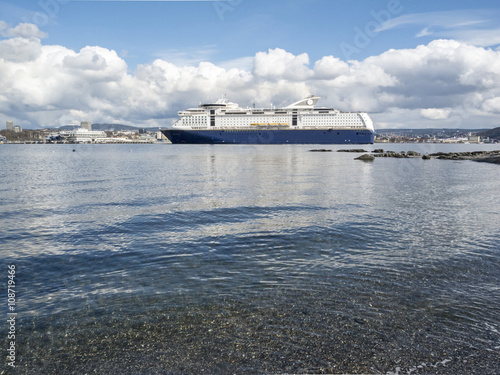 Kreuzfahrer/ Schiff im Hafen von Oslo photo