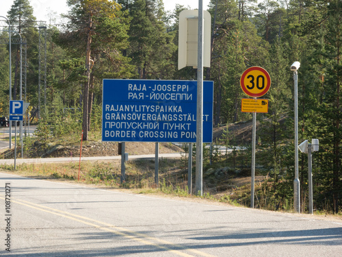 Halt Grenze/ Russisch-Norwegische Grenze mit Grenzschild