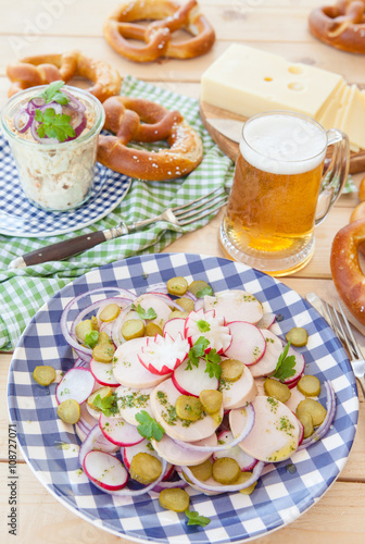 Bayrischer Wurstsalat mit frischen Brezeln