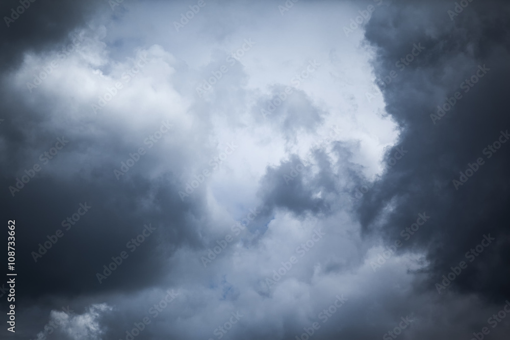Obraz premium Dark storm clouds before rain