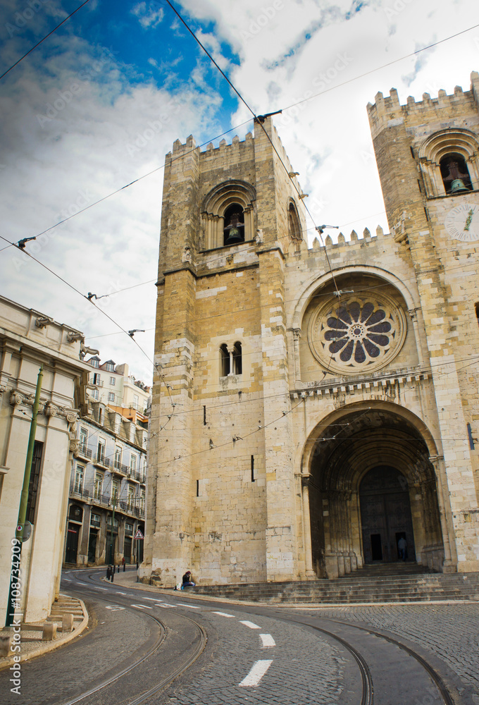The Lisbon Cathedral or Sé de Lisboa, the city's oldest church, first completed in 1147, looks like a fortress. This Romanesque cathedral is a small climb from the Baixa (lower town).