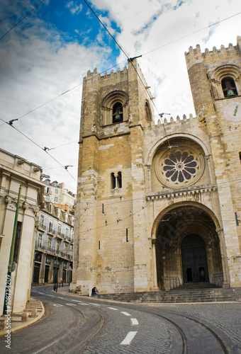 The Lisbon Cathedral or Sé de Lisboa, the city's oldest church, first completed in 1147, looks like a fortress. This Romanesque cathedral is a small climb from the Baixa (lower town).