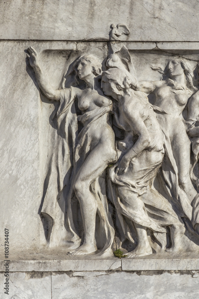 Obraz premium monument in the street 8