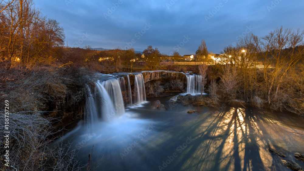 Fototapeta premium Cascada El Peñón, Pedrosa de Tobalina, Burgos, España