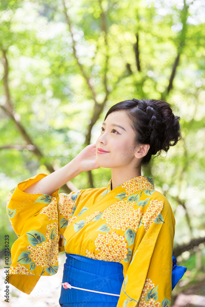 浴衣を着た女性 浴衣を着た女性