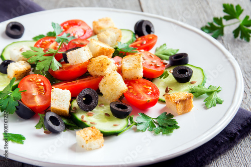 Vegetable salad with croutons
