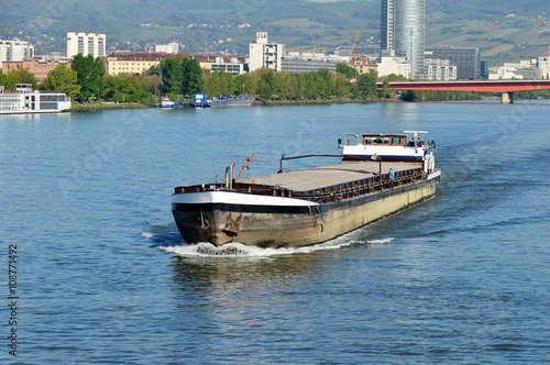 Frachtschiff auf der Donau photo
