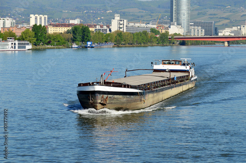 Frachtschiff auf der Donau