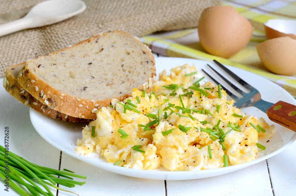 Scrambled eggs with wholemeal bread and fresh chives