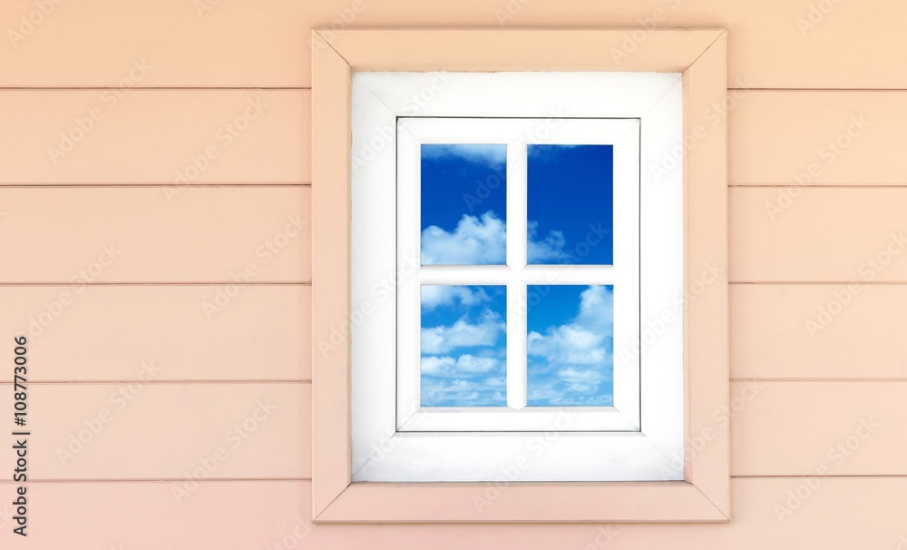 Holzfenster mit Aussicht auf blauen Himmel mit Wolken