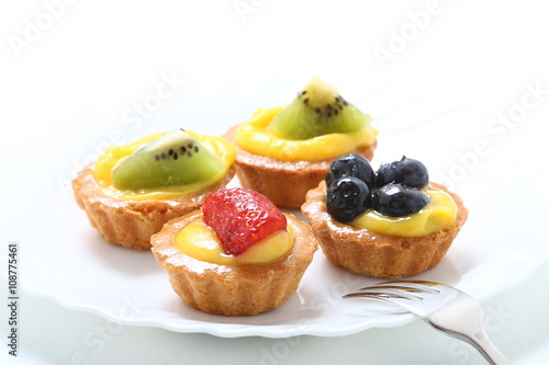Foto Piccola pasticceria con crema e frutta