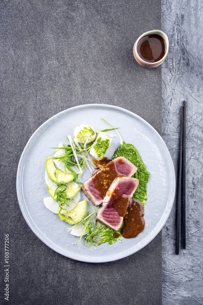 Thunfisch Tataki mit Gemüse und Obst Thunfisch Tataki mit Gemüse und Obst