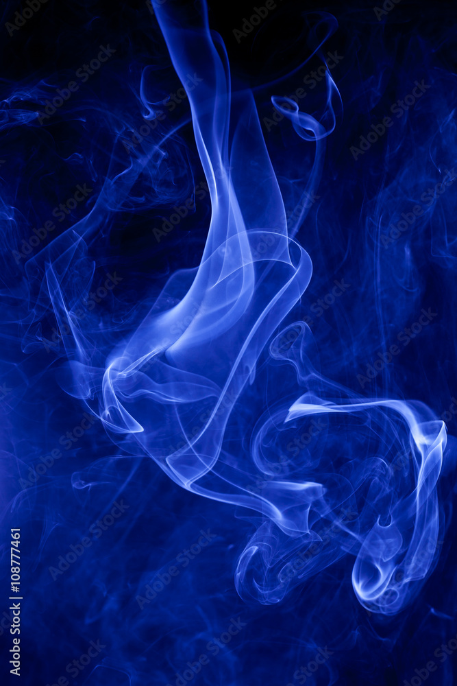 Fototapeta premium Blue smoke on a black background.