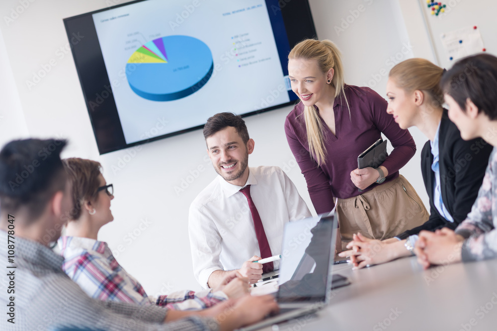 Obraz premium young business people group on meeting at modern office