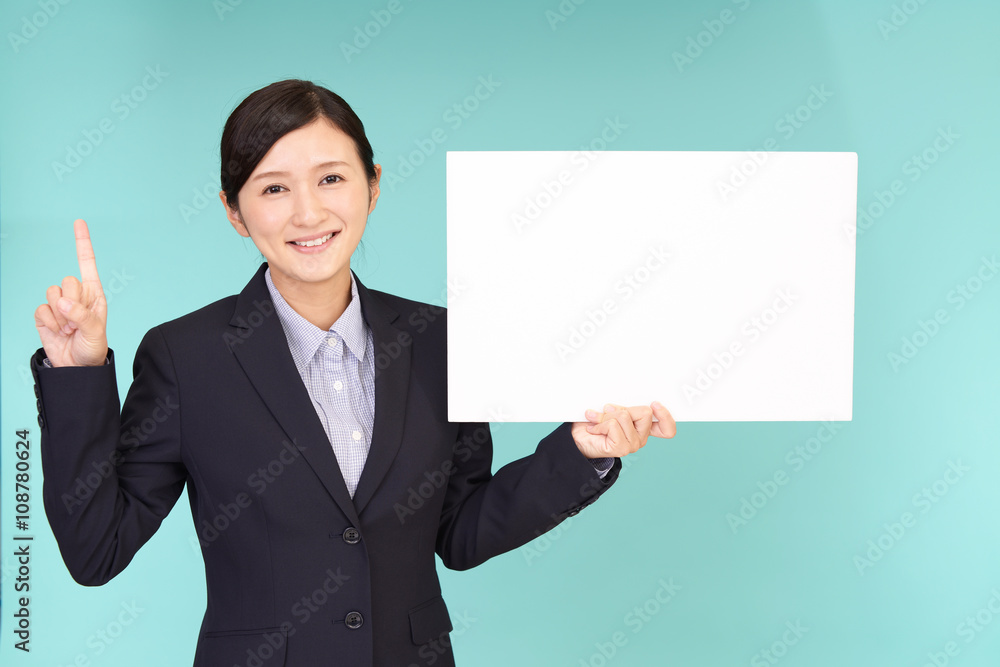 ホワイトボードを持つビジネスウーマン