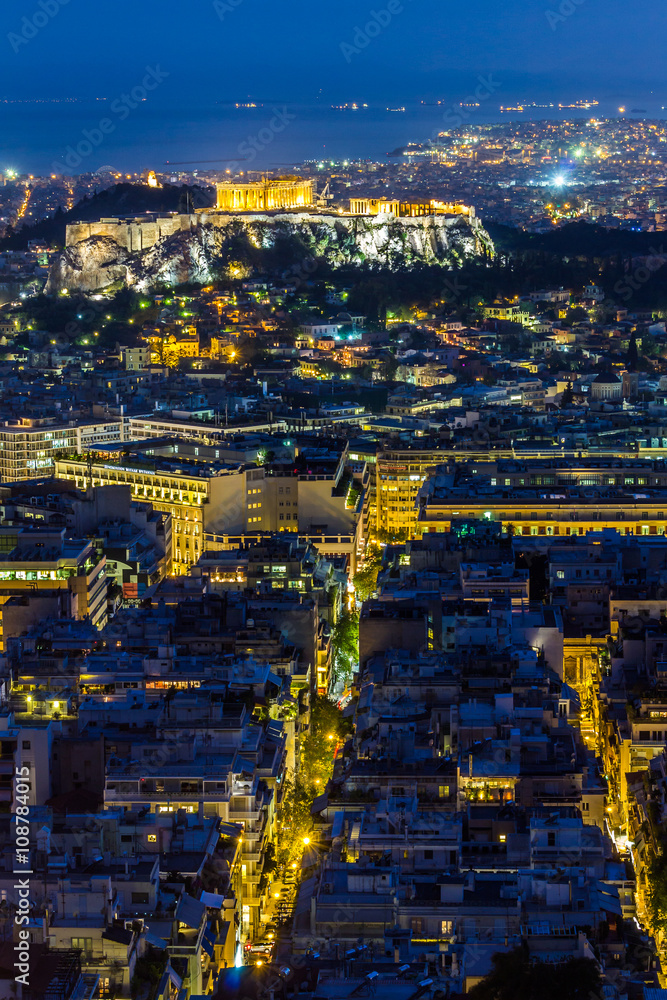 Ateński Akropol w nocy widziany ze wzgórza Likavitos