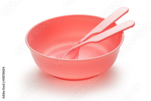 Fototapeta Naklejka Na Ścianę i Meble -  Pink plastic dish, spoon and fork
