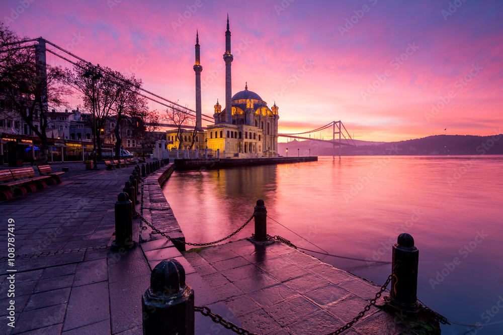 Fototapeta premium niesamowity wschód słońca w meczecie Ortaköy w turcji