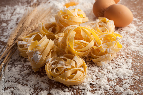 Papier peint fettuccine pasta italian food still life rustic  close up macro