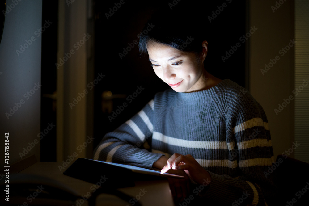 Naklejka premium Woman use of tablet pc