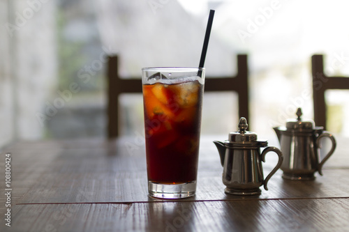 アイスコーヒーのあるテーブル