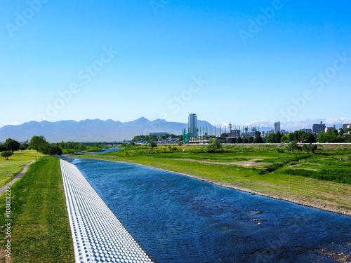 河川敷と山