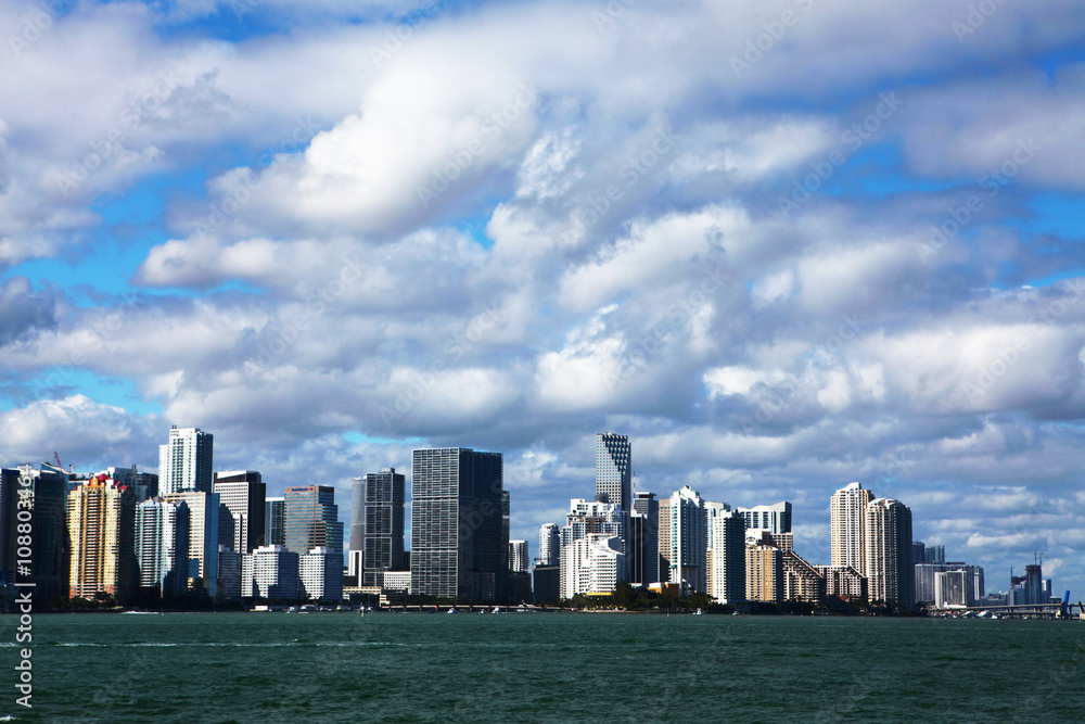 Fototapeta premium Centrum miasta Miami na Florydzie w piękny dzień
