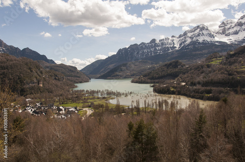 Lago de Pueyo de Jaca, Aragon, España