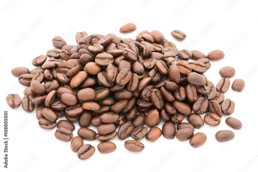 Naklejka premium Coffee grains and leaves isolated on the white backgrounds.