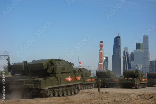 Военная техника на фоне небоскребов Москва Сити