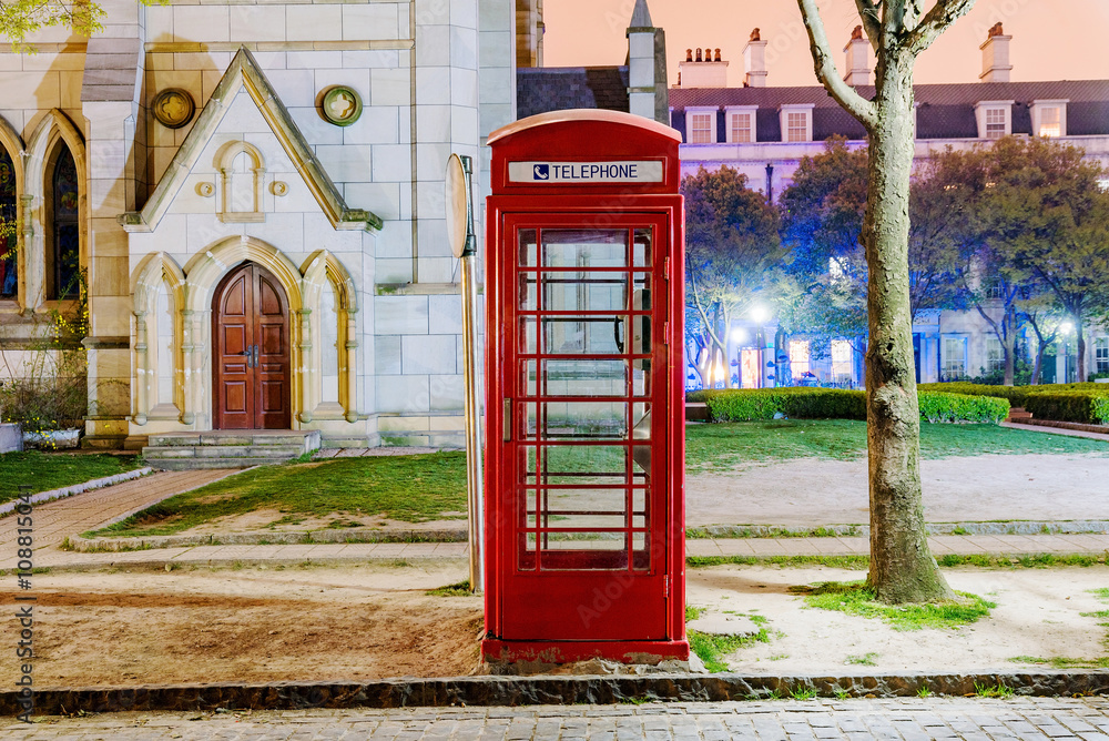 Fototapeta premium English style telephone box