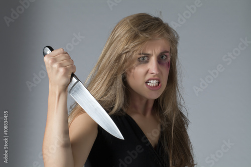 фотографія angry woman with knife