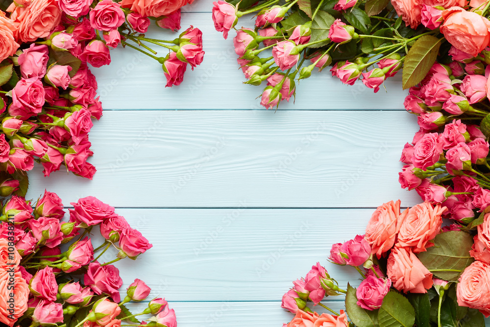 Fototapeta premium Roses on wooden background