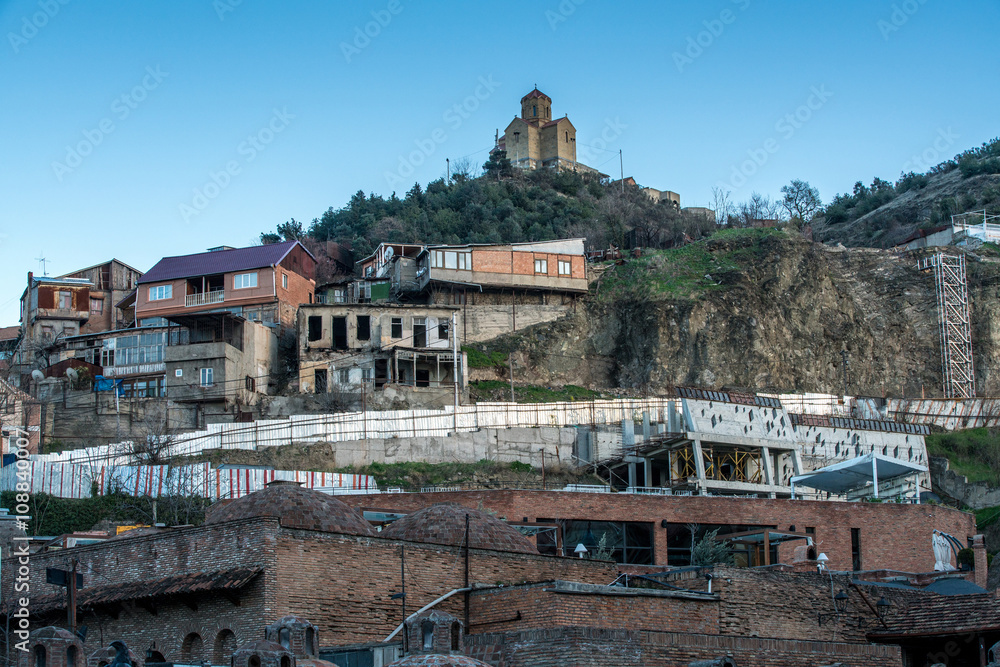 Obraz premium Different kinds of buildings located on hill